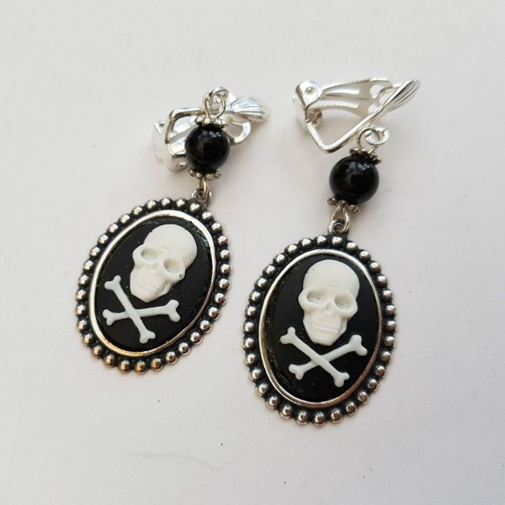 Pirate skull & crossbones cameo clip on earrings PE051
