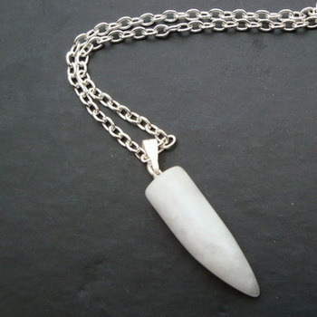 MN007 White quartz tusk on chain necklace