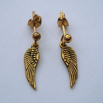 Vintage kitsch gold angel wing stud earrings VE010