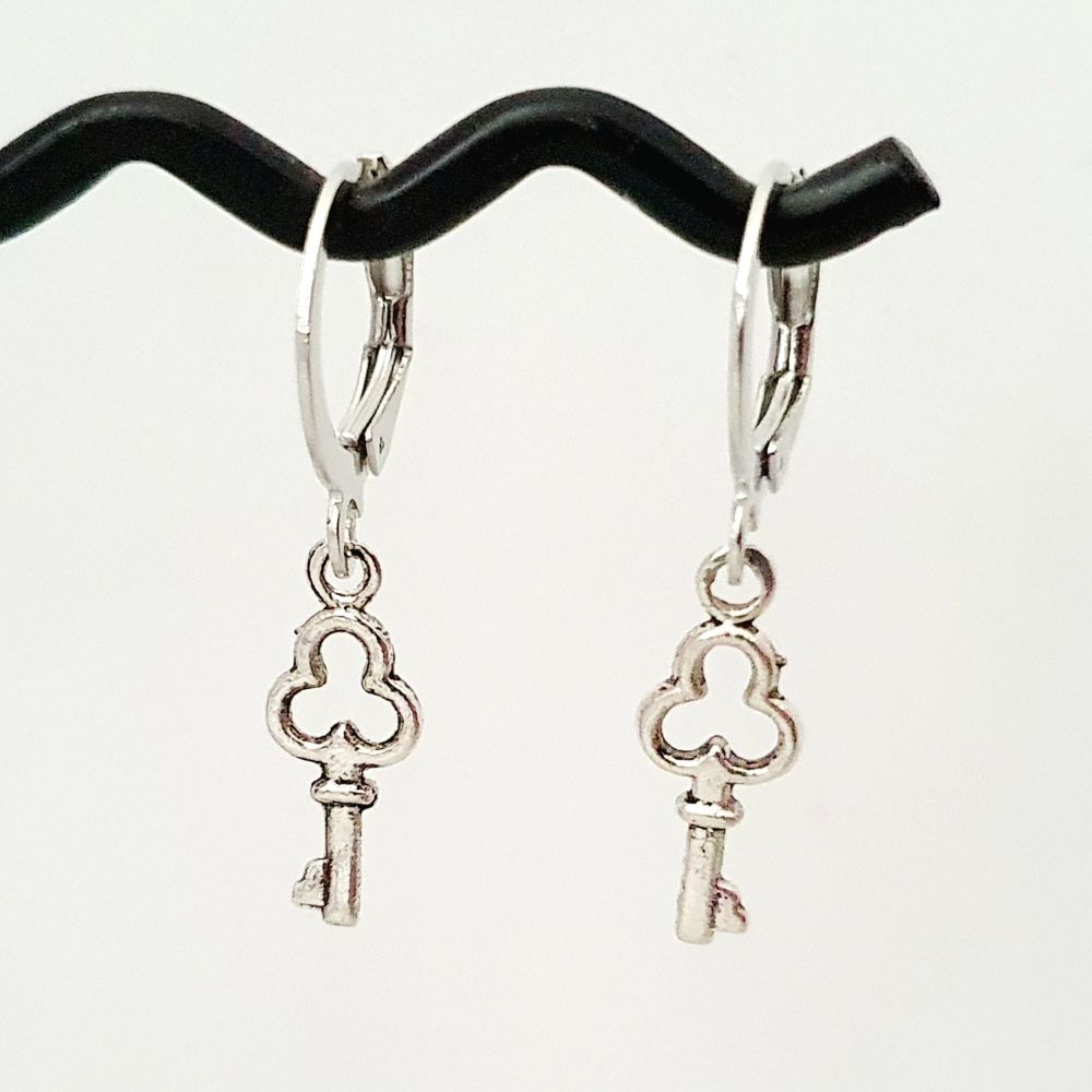 Small huggie hoop earrings with silver key charm CE026