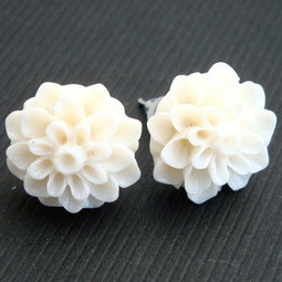 VE017 Vintage style ivory chrysanthemum flower earrrings