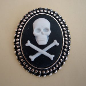 P001 Pirate skull & crossbones cameo brooch