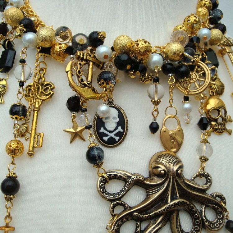 Pirate statement charm necklace in gold & black PN140