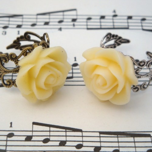 Vintage inspired rose ring on filigree base - cream
