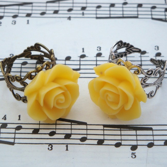 Vintage inspired rose ring on filigree base - yellow 