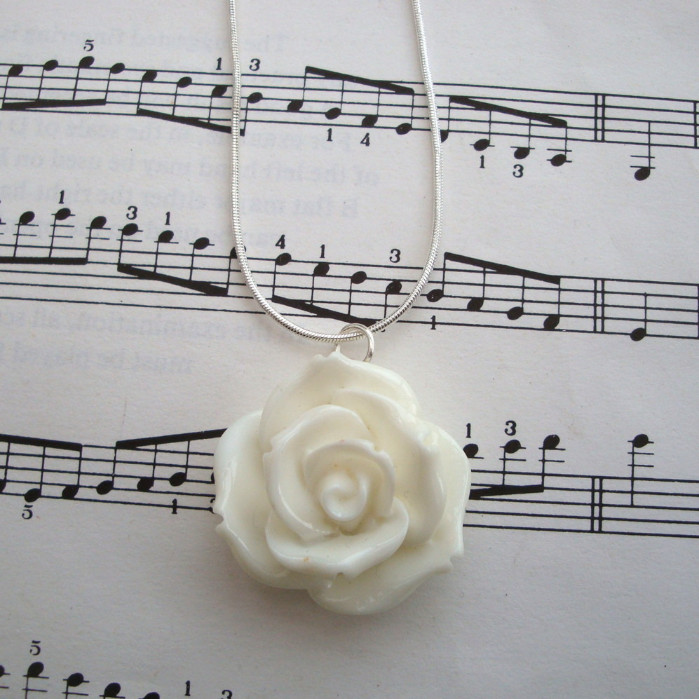 White rose necklace on silver snake chain CN048