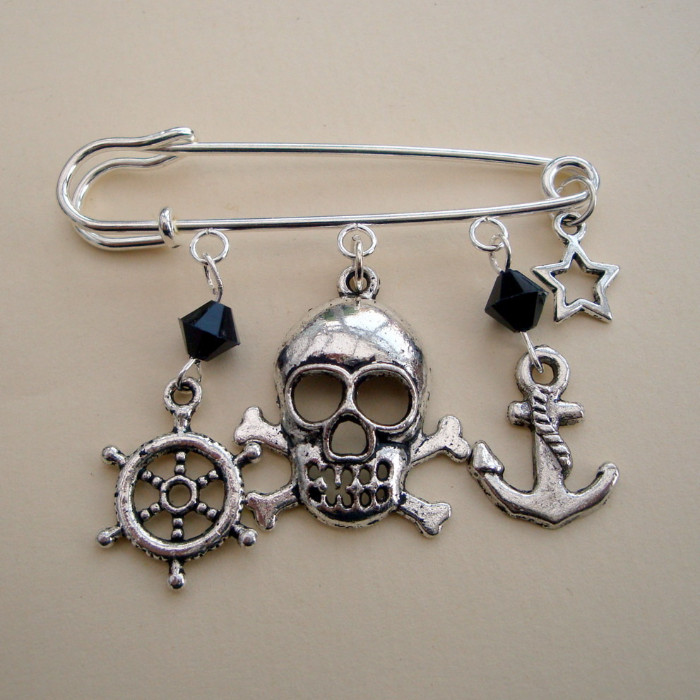 PKP014 Silver & black Pirate kilt pin brooch