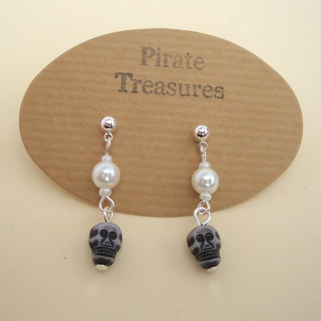 PE040 Pearls & Skulls pirate earrings