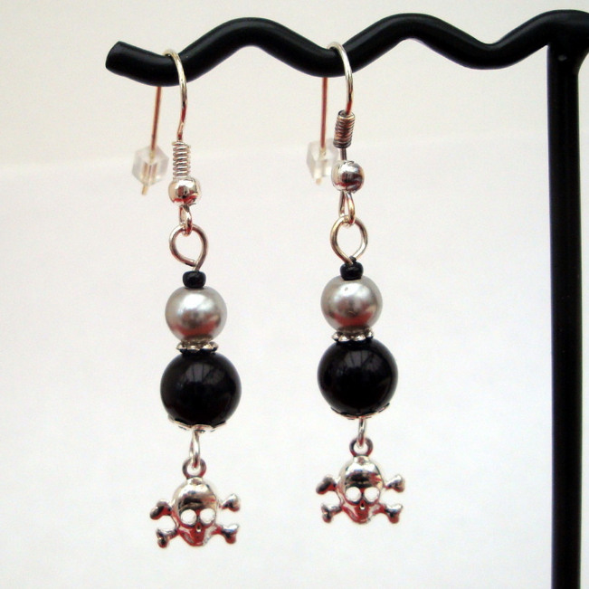 PE031 Black & silver pearl pirate earrings