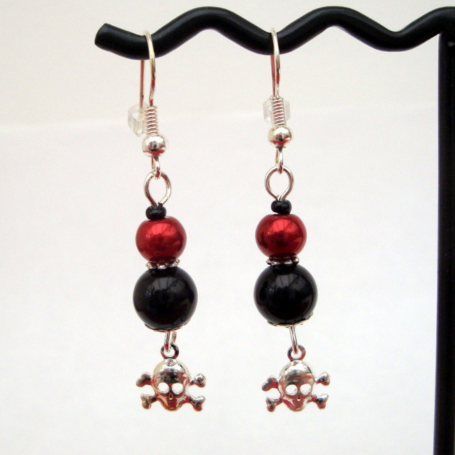 PE030 Black & red pearl pirate earrings