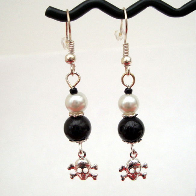 PE029 Black & white pearl pirate earrings