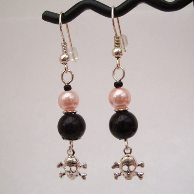 PE027 Black & pink pearl pirate earrings