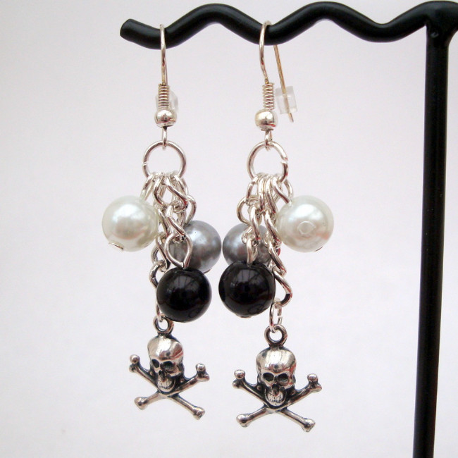 PE024 Pirate skull & crossbones & pearl earrings