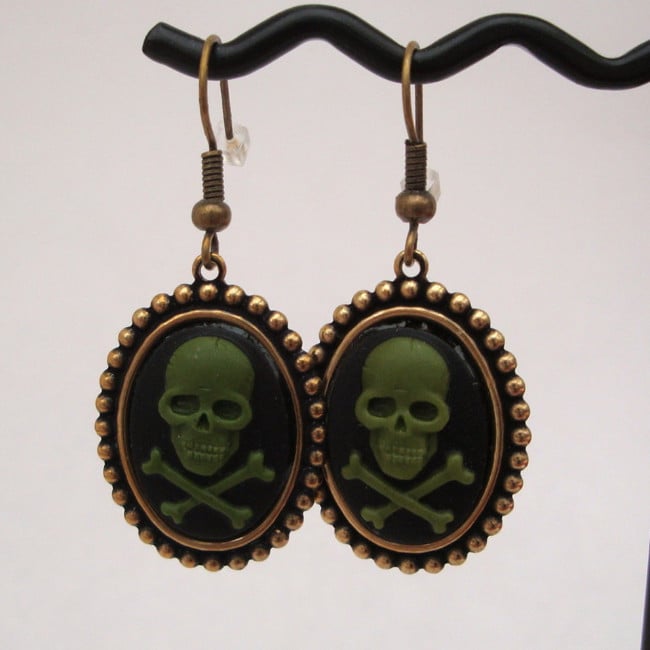 Green skull & crossbones cameo earrings PE018