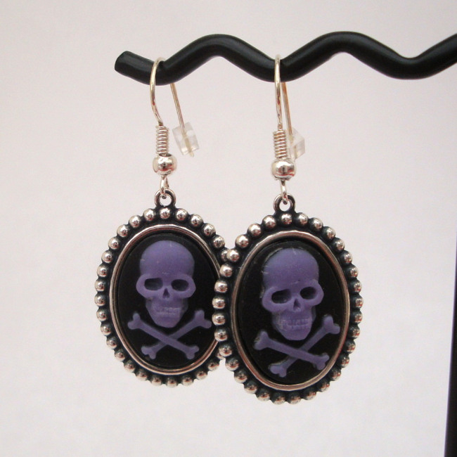Purple skull & crossbones cameo earrings PE016