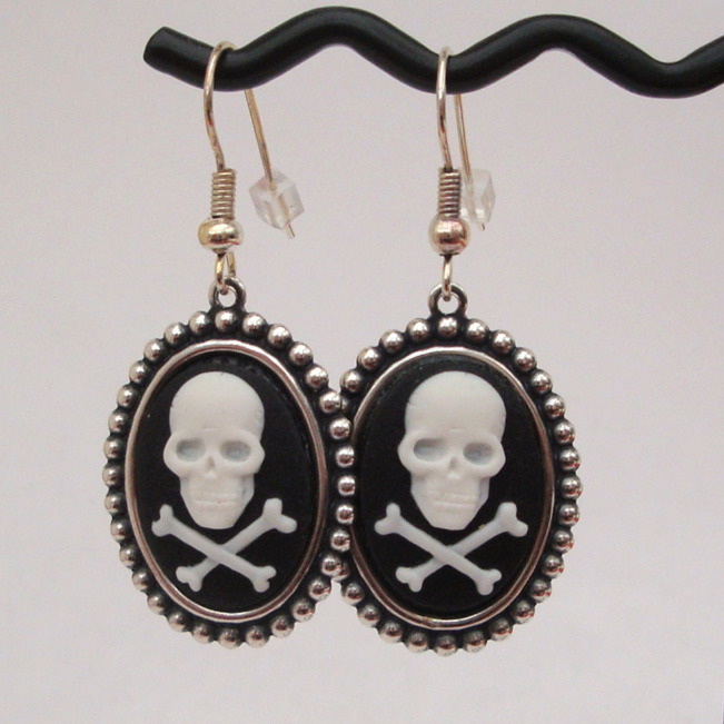 Black & white Skull & crossbones cameo earrings PE014