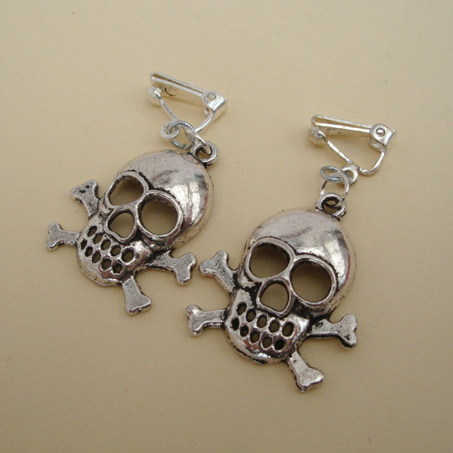 Silver skull & crossbones clip-on earrings PE002