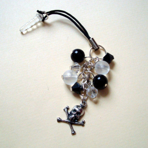 PPC007 Pirate skull & crossbones phone charm