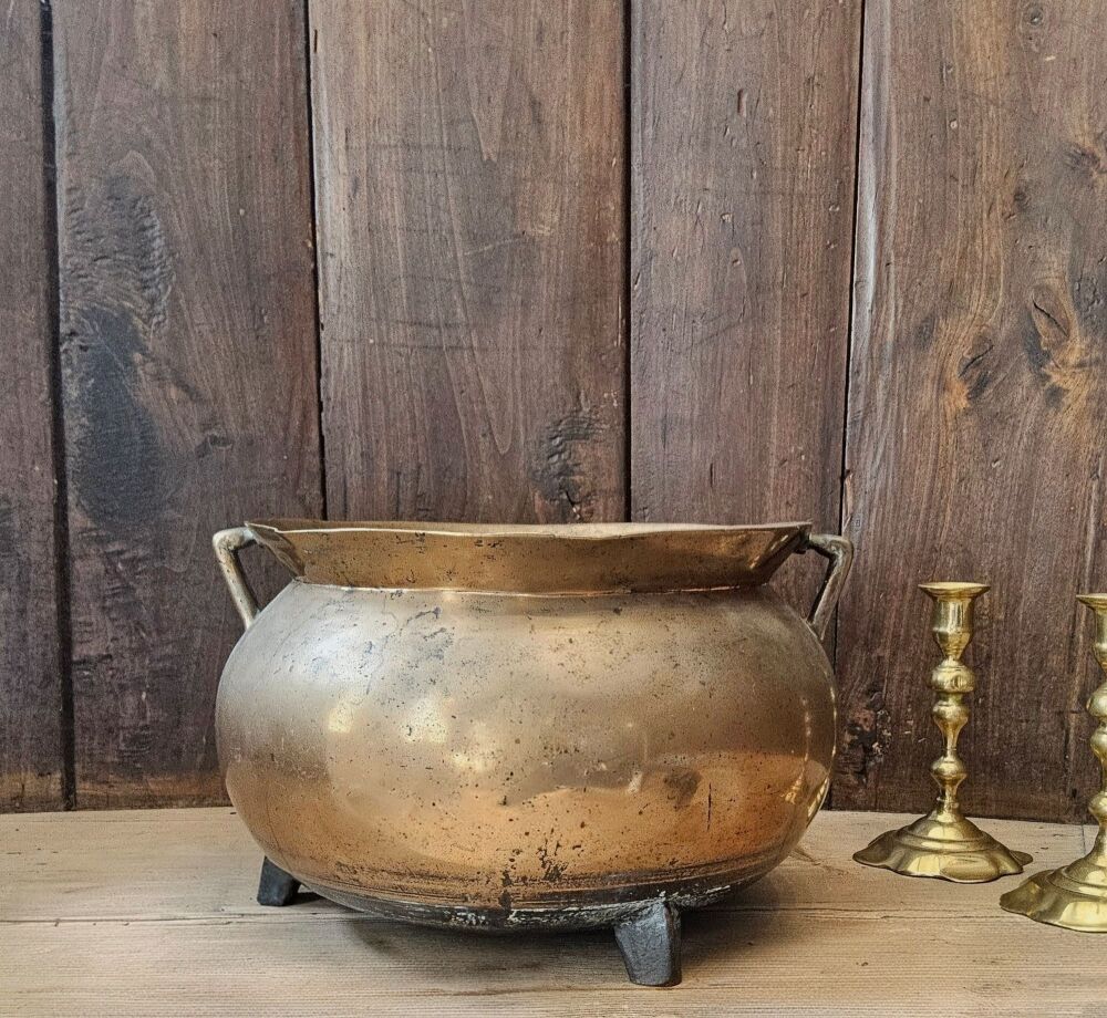 Large cooking pot