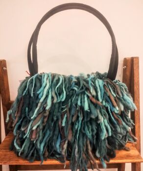 AQUAMARINA : Doogle bag, large size, fully lined with pockets. Placket closure with magnetic clasps. Fits comfortably on your shoulder