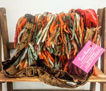 MERIDA : Doogle messenger bag.  Fully lined with pockets. Placket closure with magnetic clasps. Adjustable long strap.