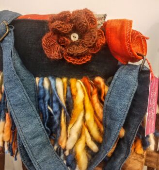 GINGER : Doogle messenger nag. Large size, fully lined with pockets. Placket closure with magnetic clasps. Fully adjustable strap & removable corsage