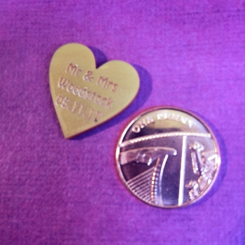 50 Personalised Mr & Mrs Love Hearts Metallic Gold Acrylic