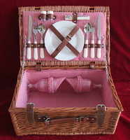 PICNIC HAMPERS 