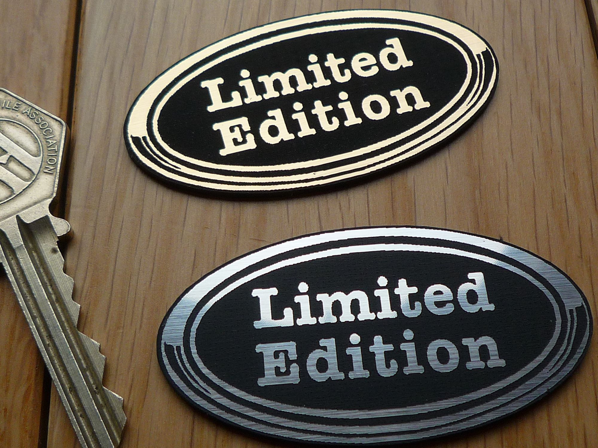 42mm Decal Union Jack & Chequered Flag Sticker – 42mm Diameter, High Gloss Domed Gel Decal, UK Made High Gloss Domed Badge Sticker - Foto 3