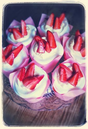 strawberry pavlova cupcakes