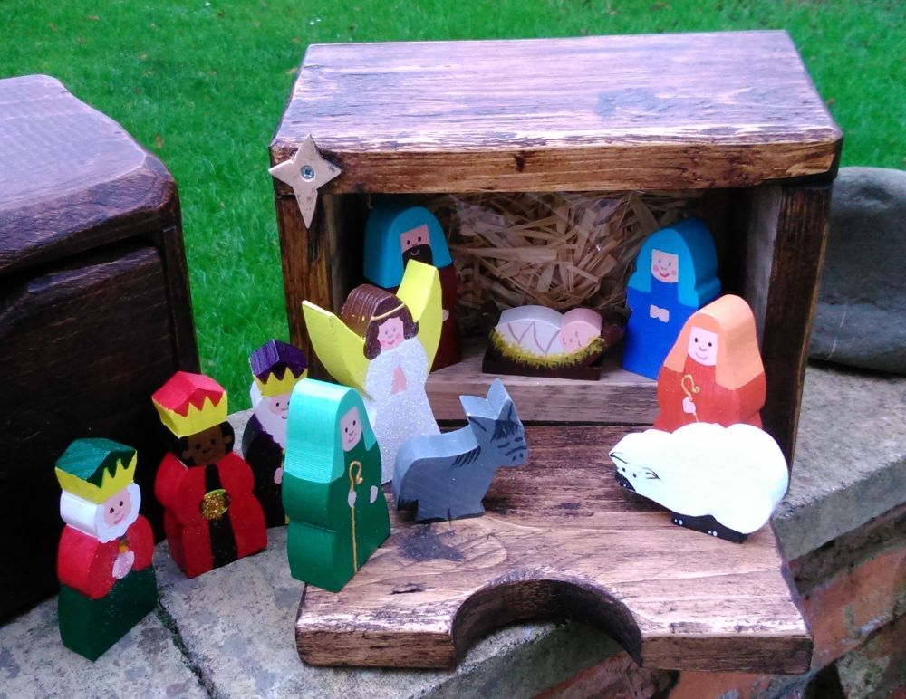 British Hand Made 11 Piece Nativity Scene with rustic stable - Baby Jesus - Mary & Joseph - Two Shepherds - Sheep - Donkey - Three wise men - Angel