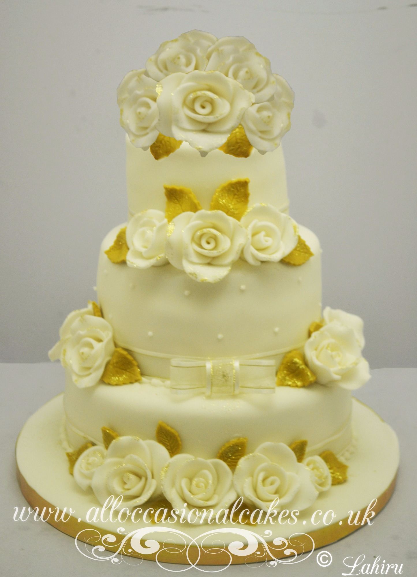 ivory roses with gold leaves wedding cake