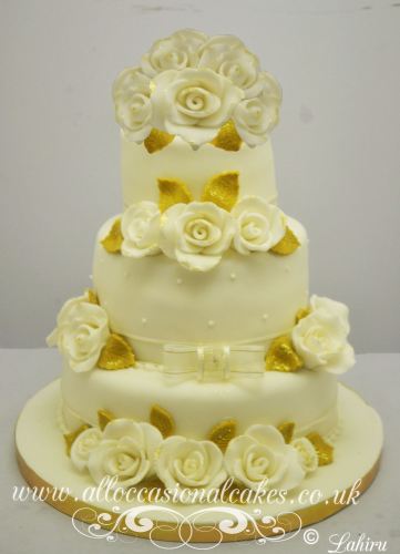 ivory roses with gold leaves wedding cake
