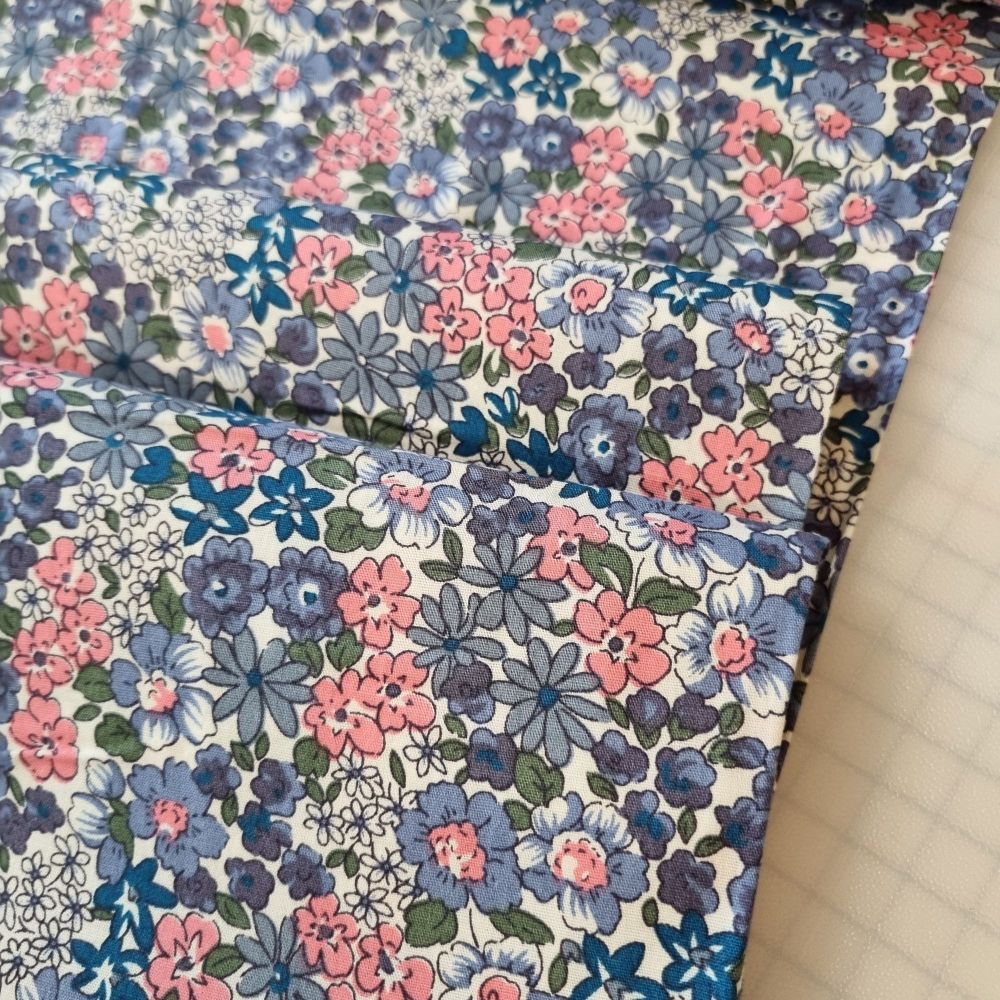 Lightweight Cotton Fabric Ditzy Daisy Lilac 