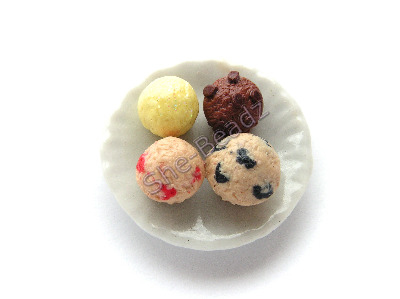 Mixed Muffins on a Plate Pk 1