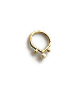 Viki, 18 carat yellow gold seam ring with fresh water pearl