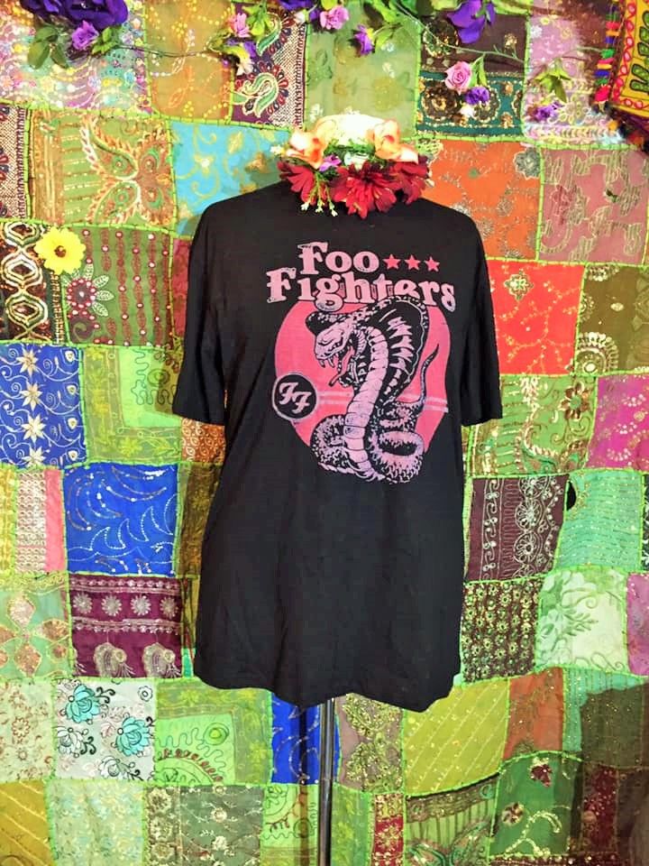 Tee shirt with Foo Fighters printed on it  2xl