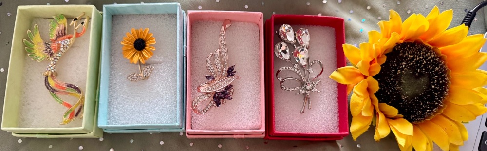 Gift pack of 4 lovely brooches