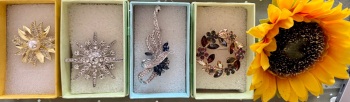 Gift pack of 4 lovely brooches
