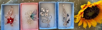 Gift pack of 4 lovely brooches