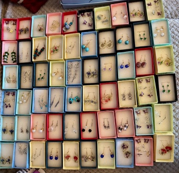 Joblot of 60 pairs of gorgeous gift boxed earrings