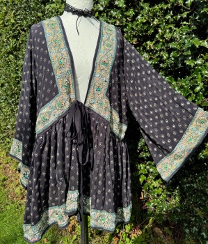 *Arise the Goddess  short robe r ( curvy)