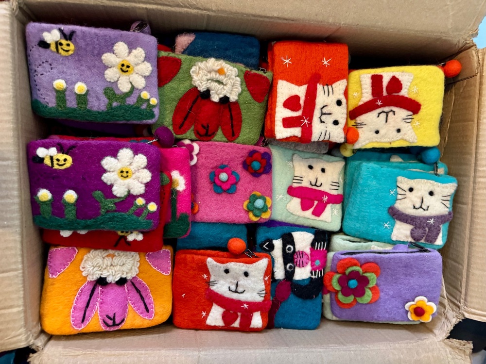 Wholesale lot of 18 felt purses