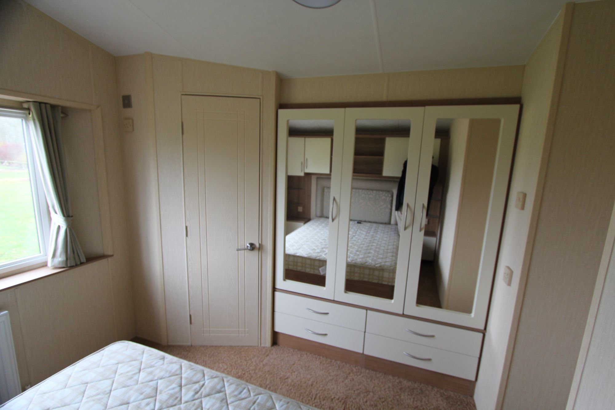 2012 Willerby New Hampton Main Bed 2
