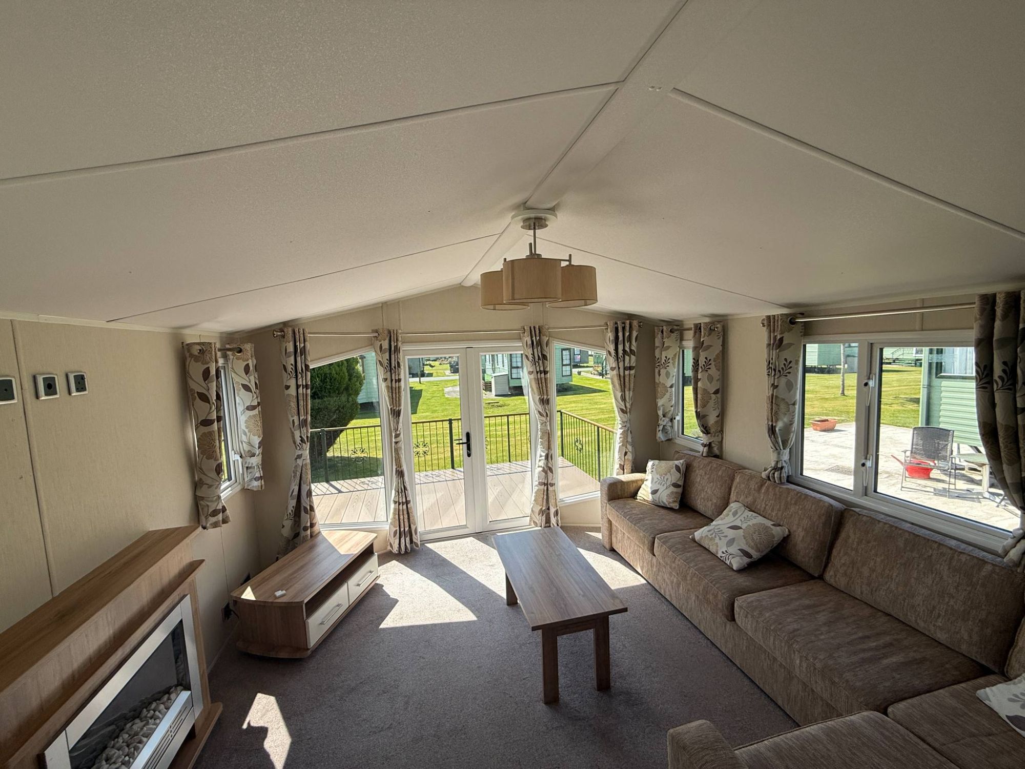 2018 Willerby Shrewsbury Lounge 1