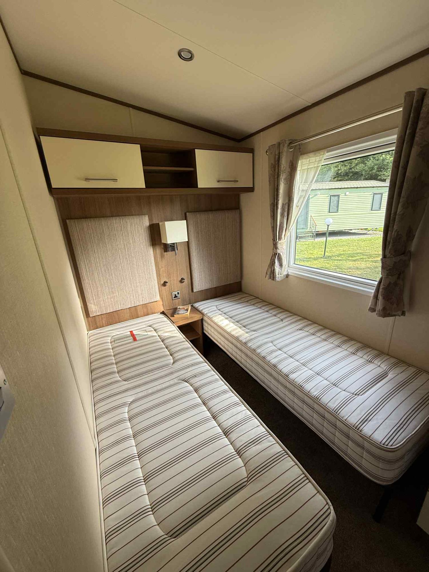 2015 ABI Ashcroft Exclusive Twin Bed