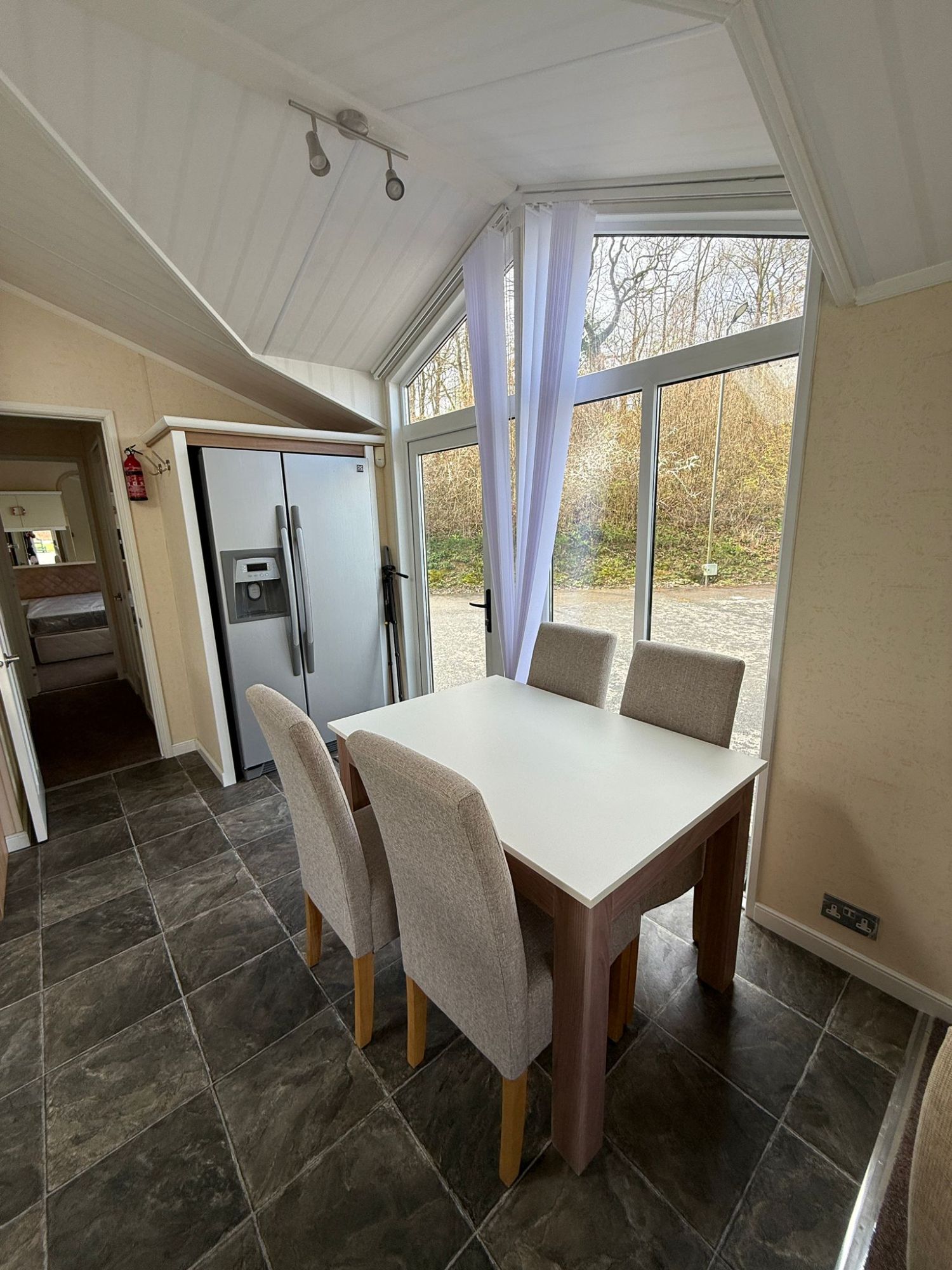 2010 Atlas Jasmine Lodge Dining