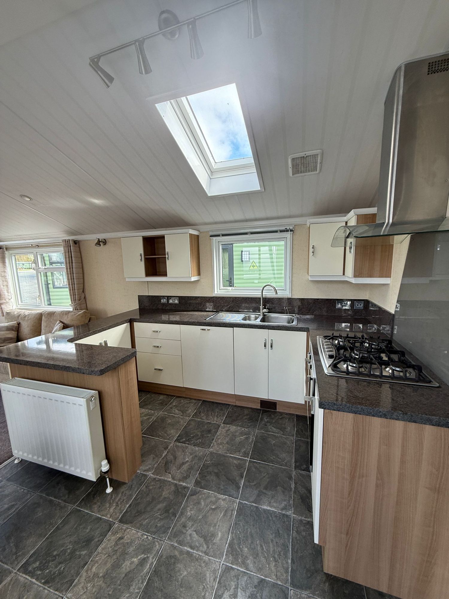 2010 Atlas Jasmine Lodge Kitchen 2