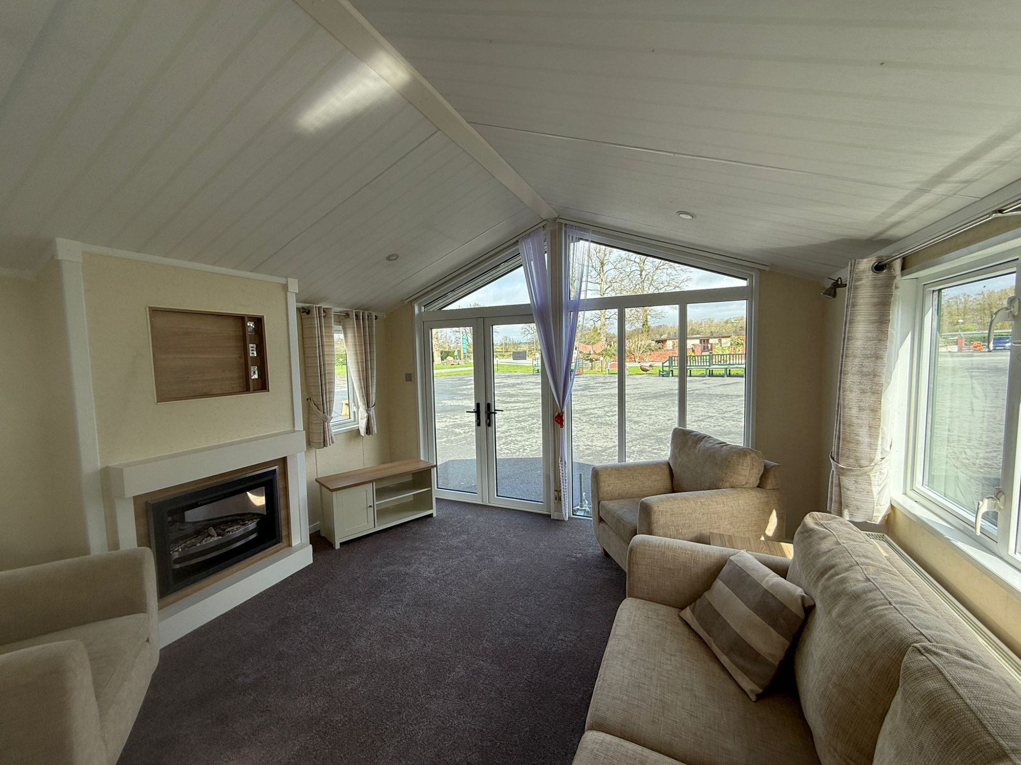 2010 Atlas Jasmine Lodge Lounge 2