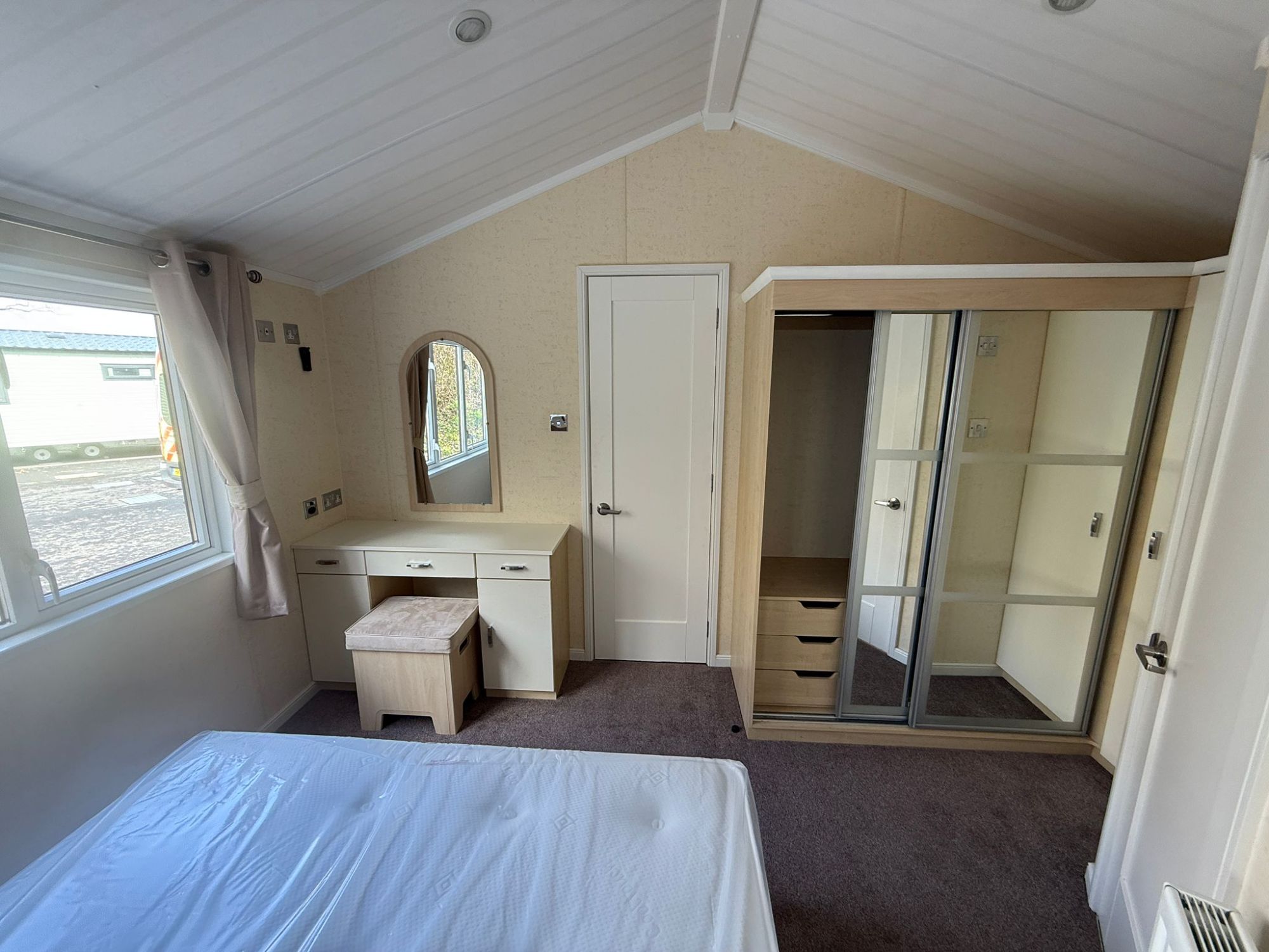 2010 Atlas Jasmine Lodge Main Bed 2